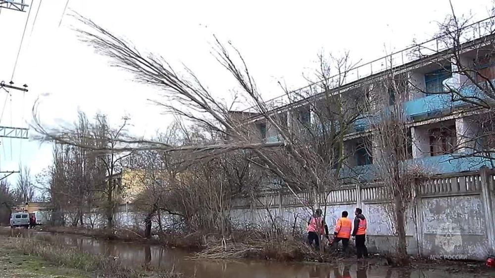 В Крыму от воды освободили 100 домов