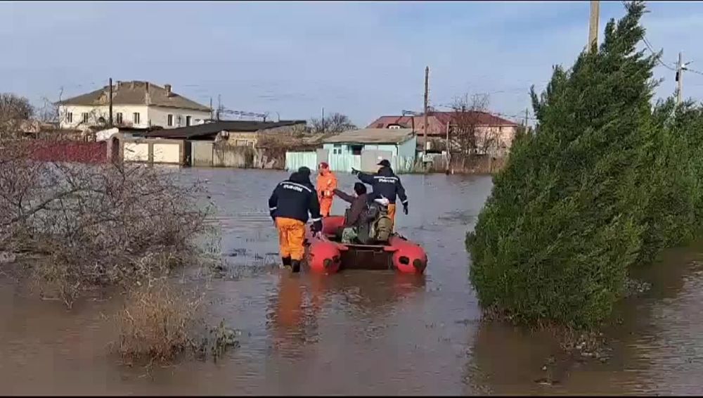 Спасатели продолжают помогать пострадавшим от подтопления в Евпатории