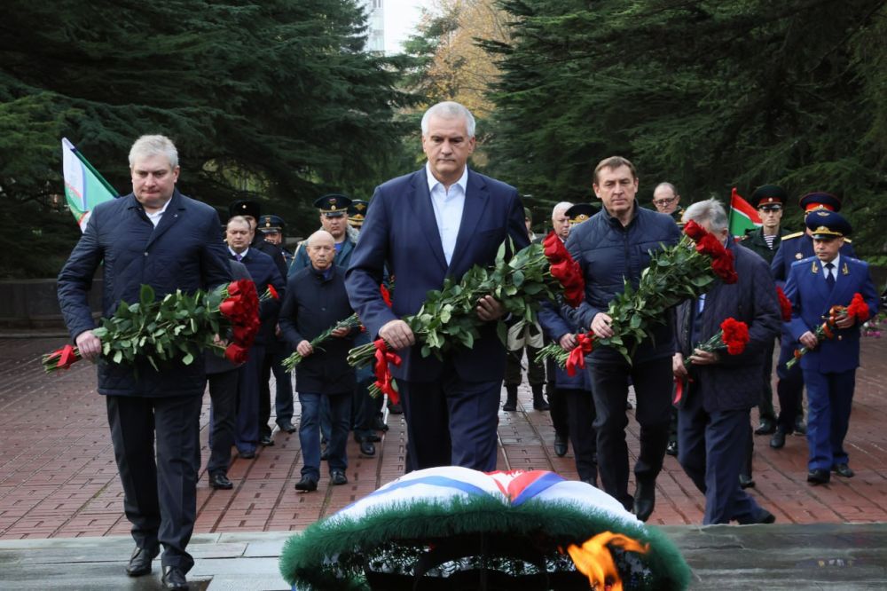 Сергей Аксёнов 3 лекабря возложил цветы к Вечному огню на Могиле Неизвестного Солдата в парке имени Ю.А. Гагарина в Симферополе