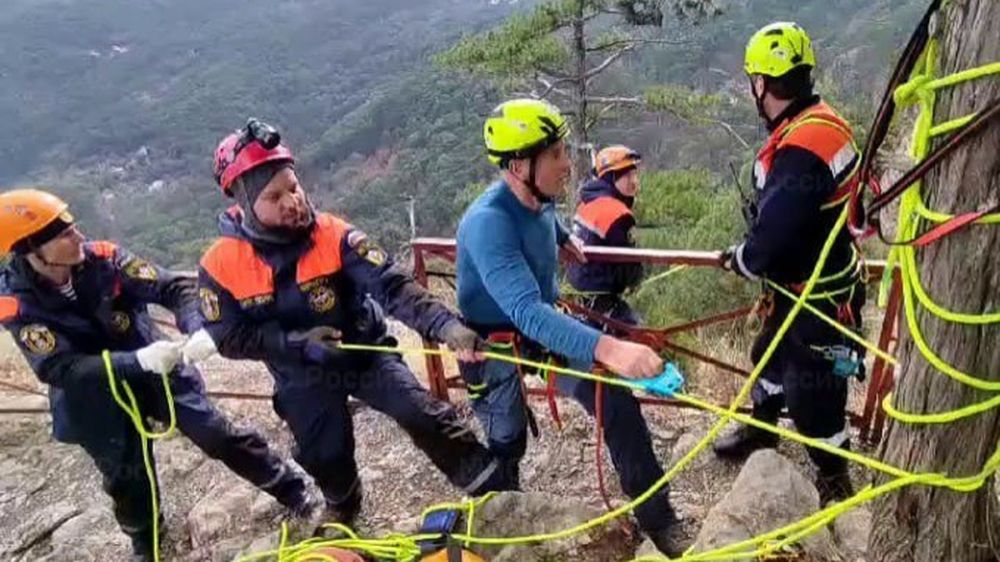 Спасатели пришли на помощь женщине, сорвавшейся с горной тропы в Ялте