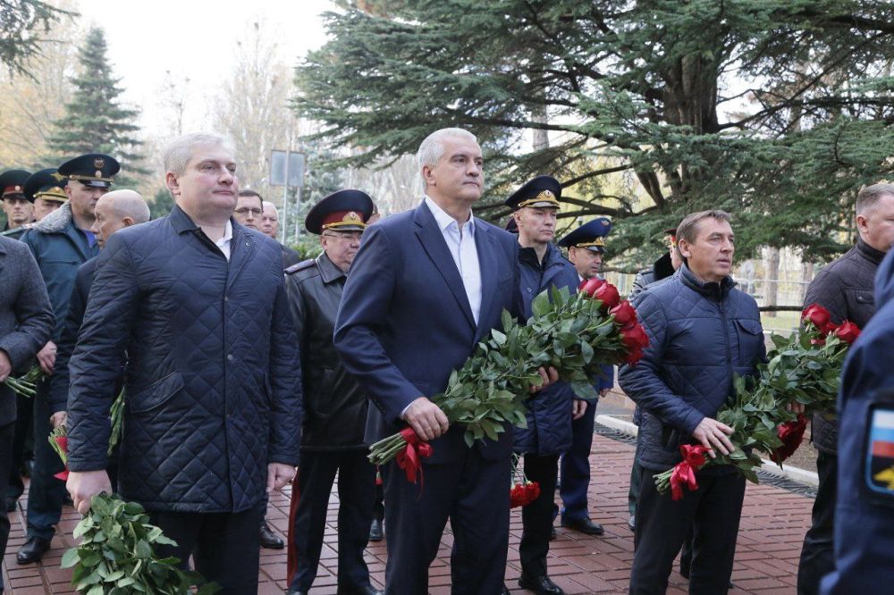 В Симферополе прошла церемония возложения цветов к мемориалу на Могиле Неизвестного солдата