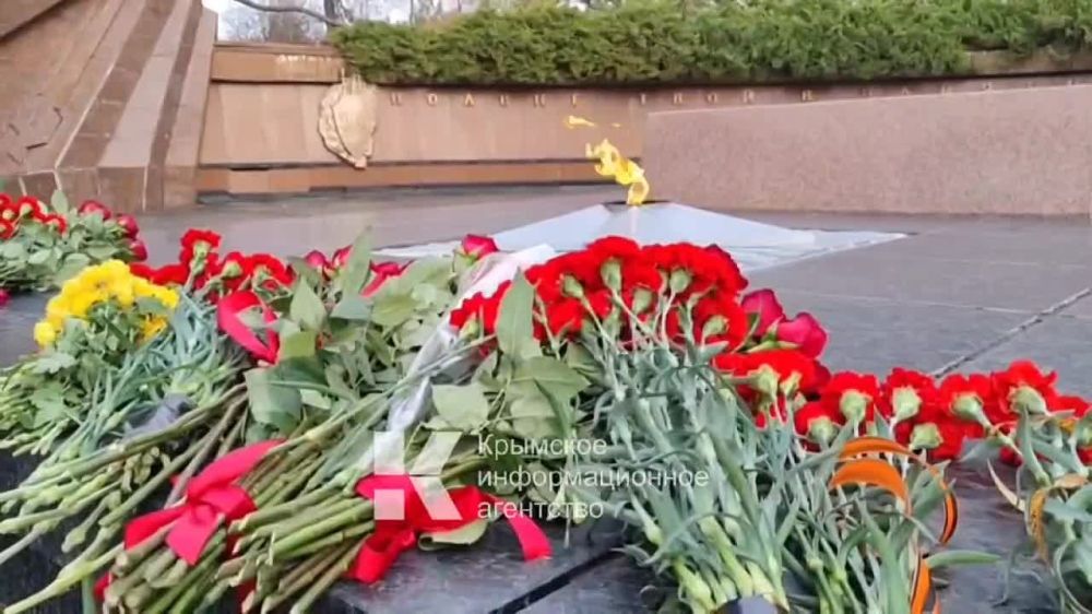 В Симферополе прошла церемония возложения цветов к мемориалу «Вечный огонь» на Могиле Неизвестного солдата в парке им. Ю.А