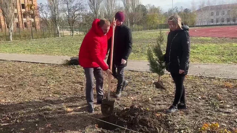 Антон Кравец: Принял участие в акции «Посади свое дерево», которая прошла в рамках регионального проекта «Чистый Крым»