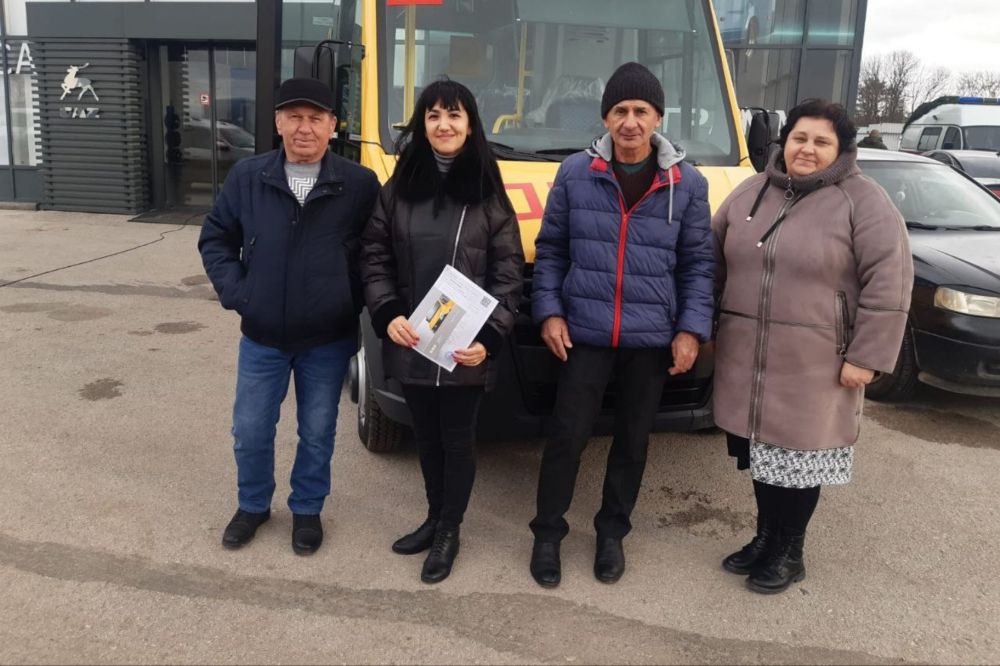Школы Джанкойского района получили 4 новых автобуса