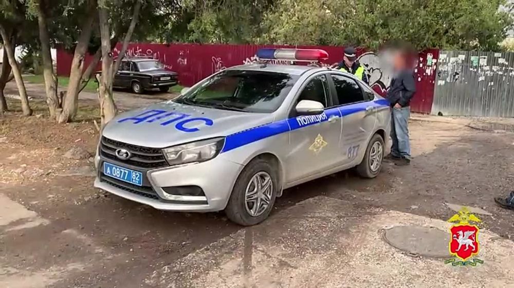 В Евпатории пресечены противоправные действия водителя легкового автомобиля, пытавшегося дать взятку сотрудникам Госавтоинспекции