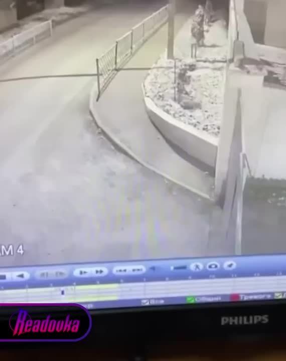 В Крыму молодой парень влетел в здание на маминой машине — перевернувшись несколько раз на большой скорости, он превратил автомобиль в груду металла