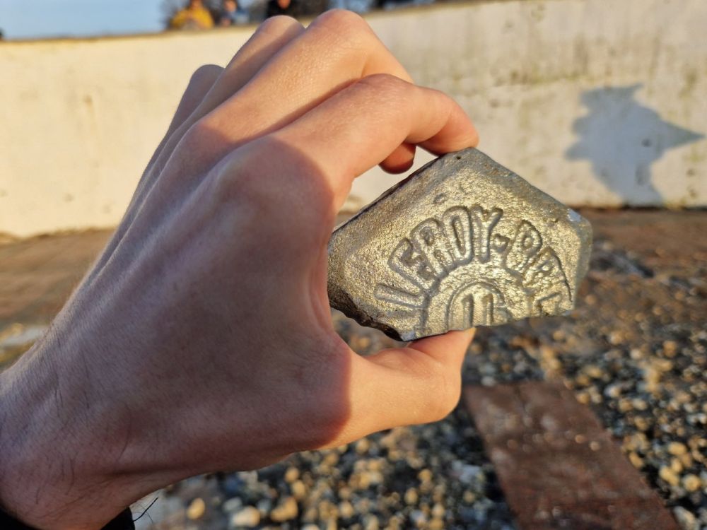 Разгулявшееся море разбросало по набережным и пляжам Севастополя сувениры от Нептуна, среди которых попадаются настоящие предметы старины