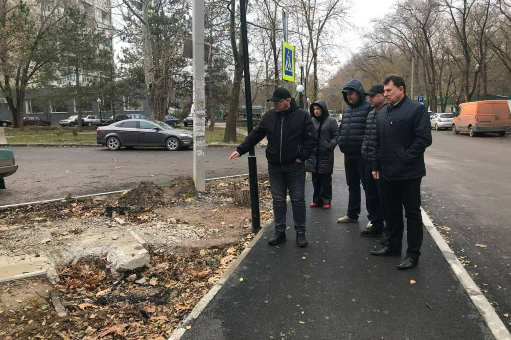 Глава администрации Армянска Василий Телиженко проинспектировал проведение капитального ремонта дороги по ул. Сопина