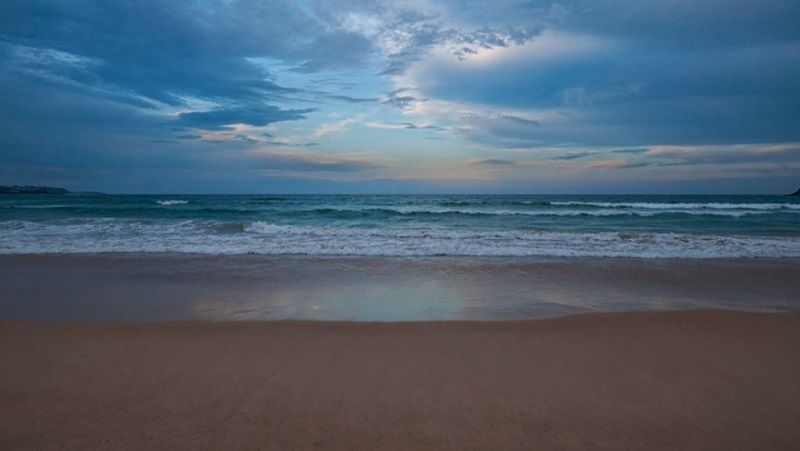 Невзорвавшийся безэкипажный катер ВСУ обнаружили на пляже в Крыму