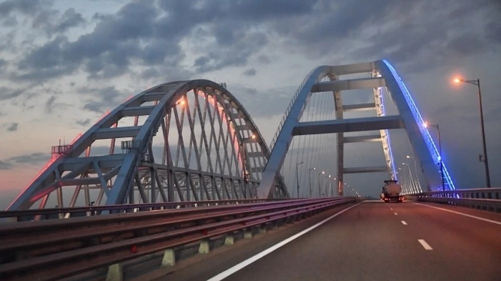 Движение автотранспорта на Крымском мосту временно перекрыто