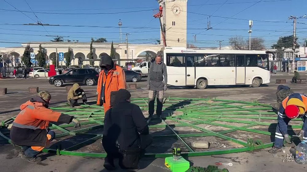 На бульваре Ленина в крымской столице приступили к монтажу основания ёлки, которая раньше стояла на площади Ленина