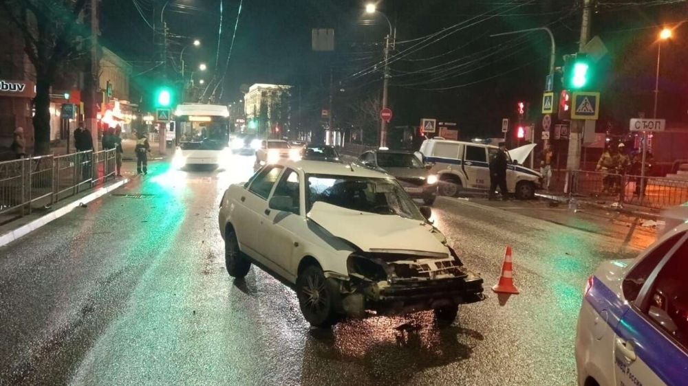 Три человека пострадали в аварии с полицейской машиной в Симферополе