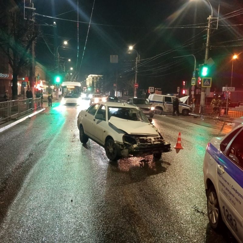 Устанавливаются обстоятельства ДТП в Симферополе с участием служебного автомобиля полиции