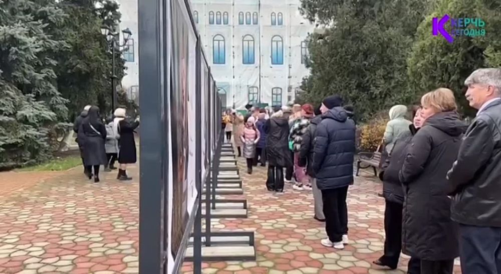 "Жена и мать героя": в центре Керчи открылась уличная фотовыставка