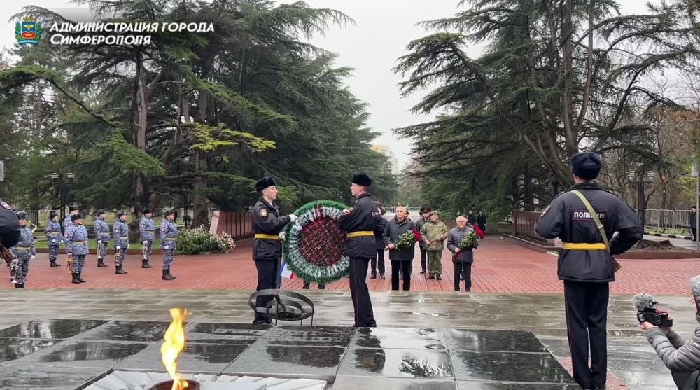 Первые лица Республики Крым возложили цветы у мемориала «Вечный огонь» на Могиле Неизвестного Солдата в Симферополе и почтили память павших минутой молчания