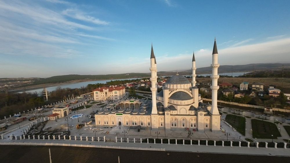В Соборной мечети Крыма более 350 человек совершили первый намаз