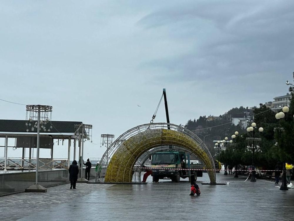 Алушта сейчас видео. Набережная Алушты 2024. Алушта 2024. Набережная Алушты 2024 фото. Пансионат Феодора Алушта фото зимой.