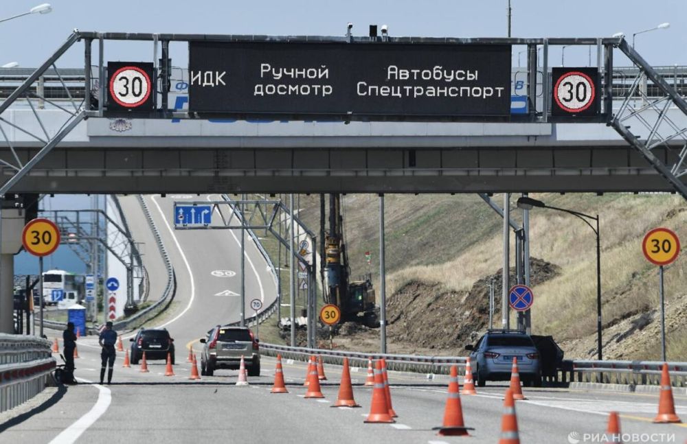 Больше 60 машин находятся в очереди у Крымского моста со стороны Керчи