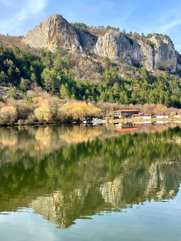 Ходжа сала крым. Мангупское озеро в Крыму. Мангупское озеро. Мангупское озеро в Крыму где находится.