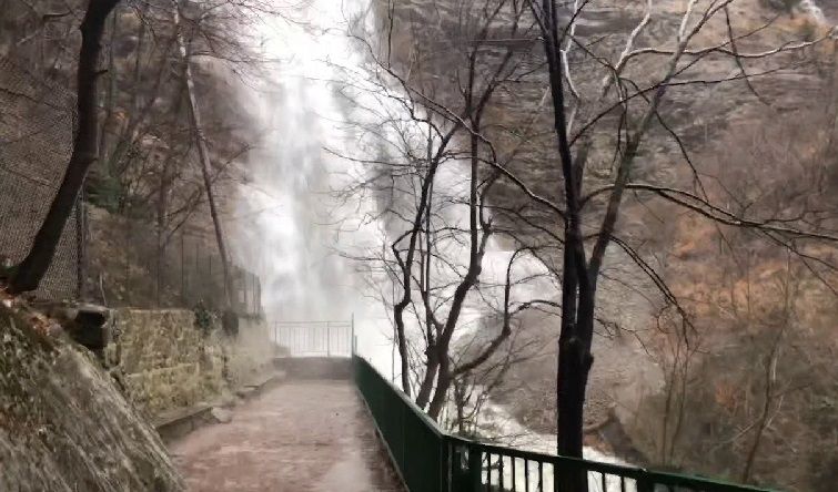 В Крыму из-за обвала на время закрыта площадка у водопада «Учан-Су»
