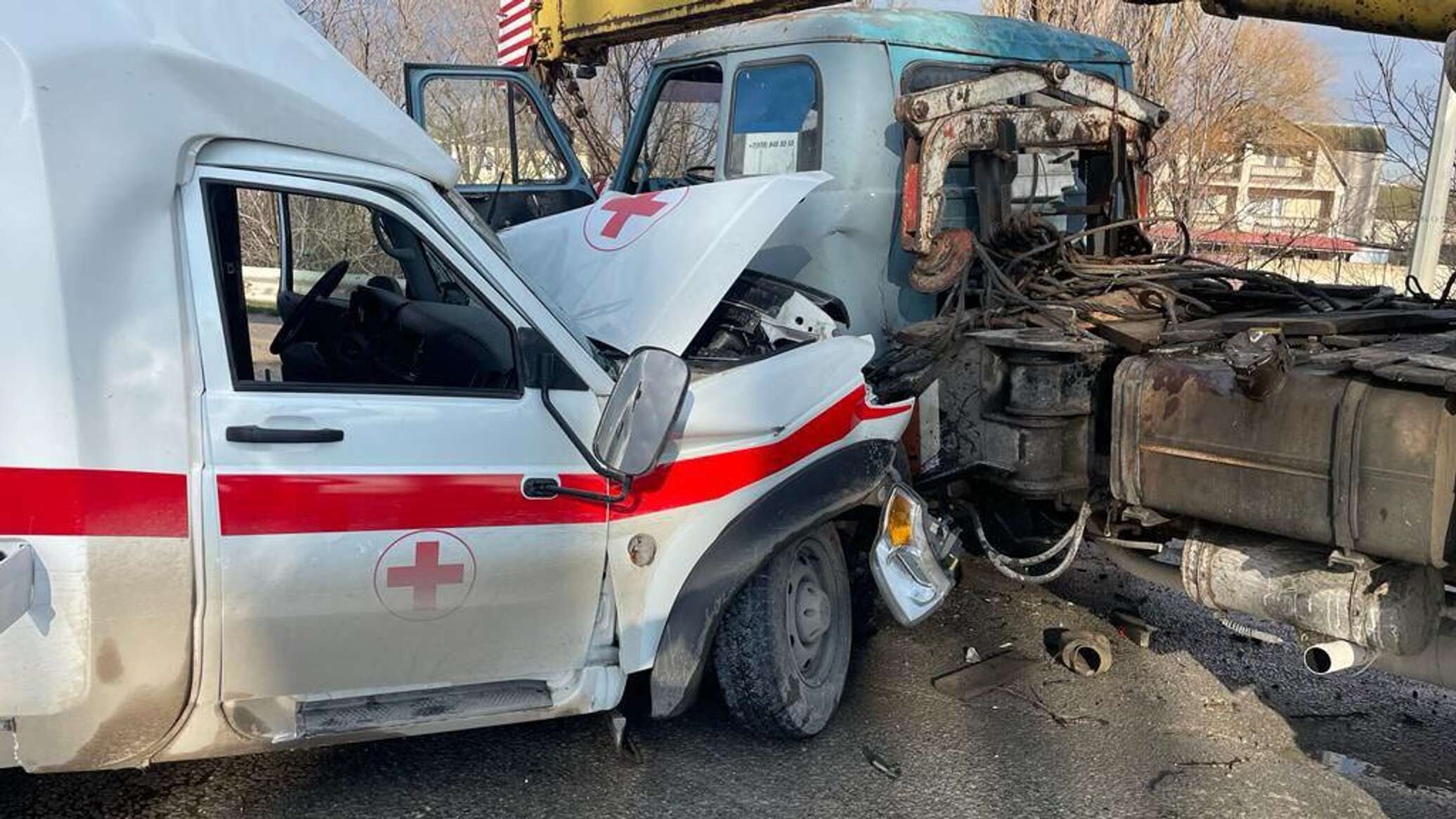 В Крыму автокран врезался в автомобиль скорой помощи – трое пострадавших -  Лента новостей Крыма