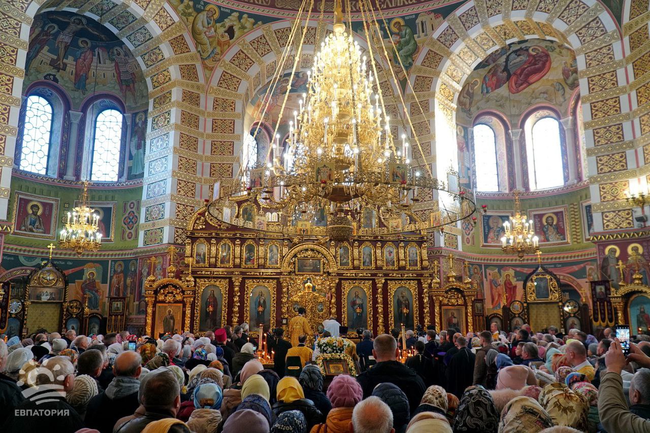 Сегодня в Свято-Николаевском соборе Евпатории митрополит Симферопольский и  Крымский Тихон провёл первое богослужение - Лента новостей Крыма