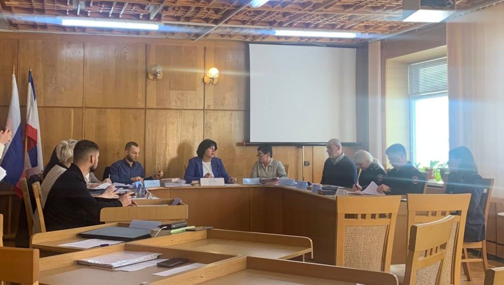 Как член Республиканской комиссии по делам несовершеннолетних приняла ...