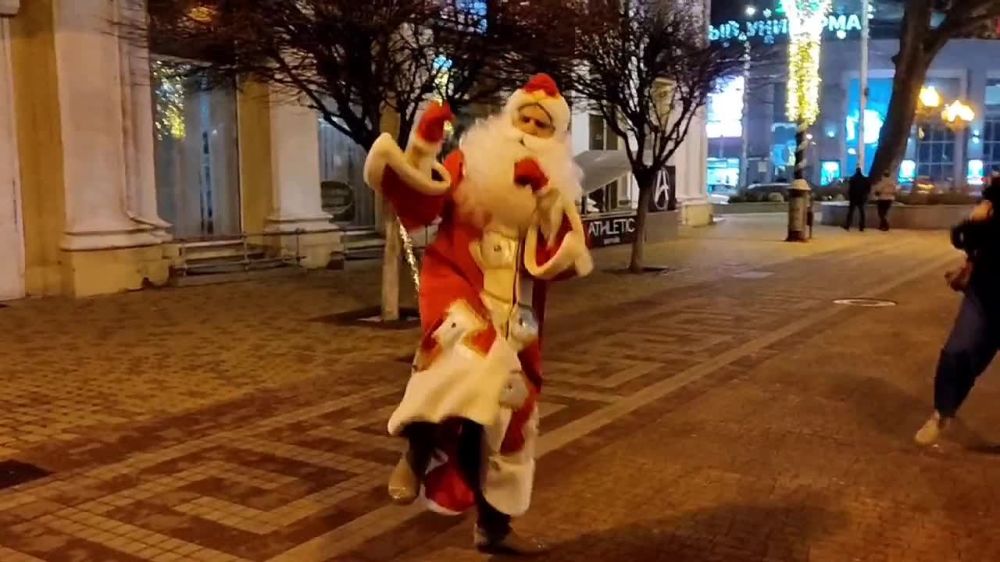 В центре Симферополя замечен странный Дед Мороз...Он водит за собой ...