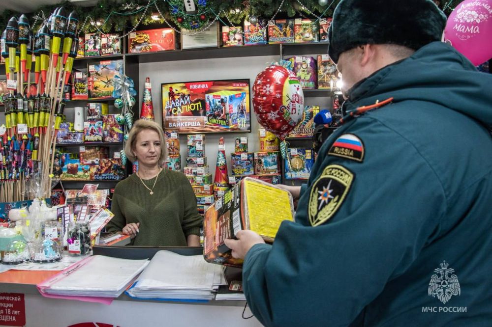 памятка по пиротехники на новый год. применять пиротехнические изделия в помещении. классы пиротехнических изделий. безопасное применение пиротехники. опасность петард памятка.