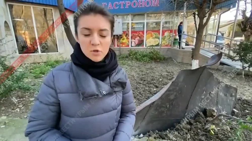 После взрыва большого десантного корабля \"Новочеркасск\" в порту ...