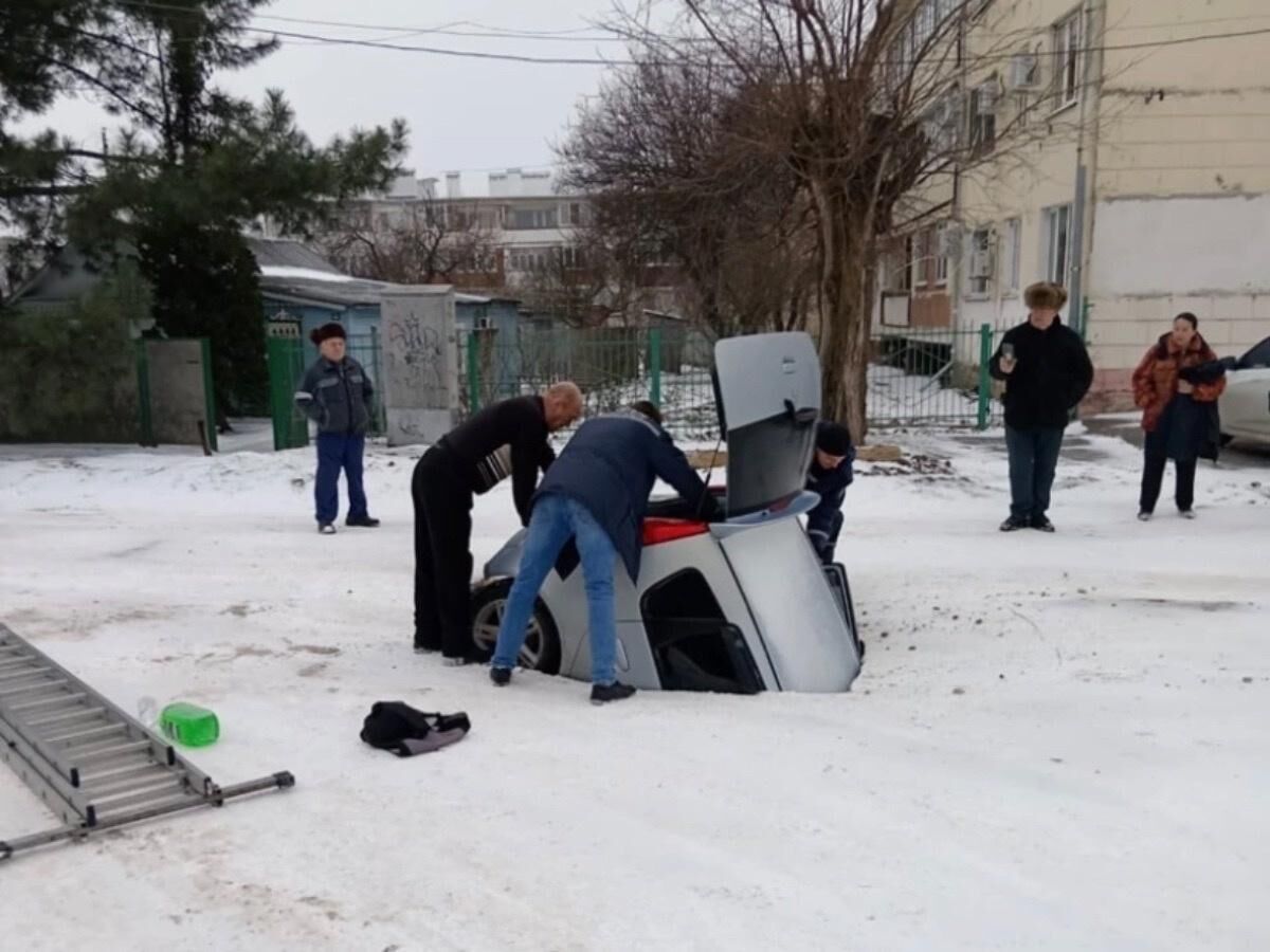 В Азове Ростовской области машина с водителем провалилась под асфальт -  Лента новостей Крыма