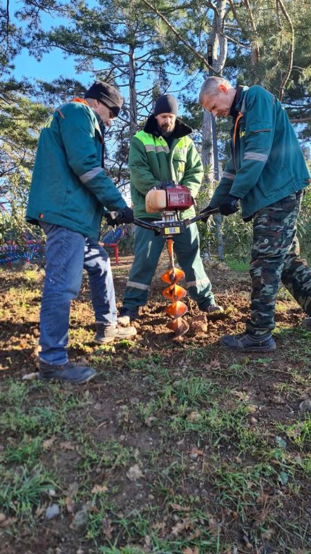 Сотрудники «Зеленстроя» подготавливают клумбы в Стахановском сквере к ...
