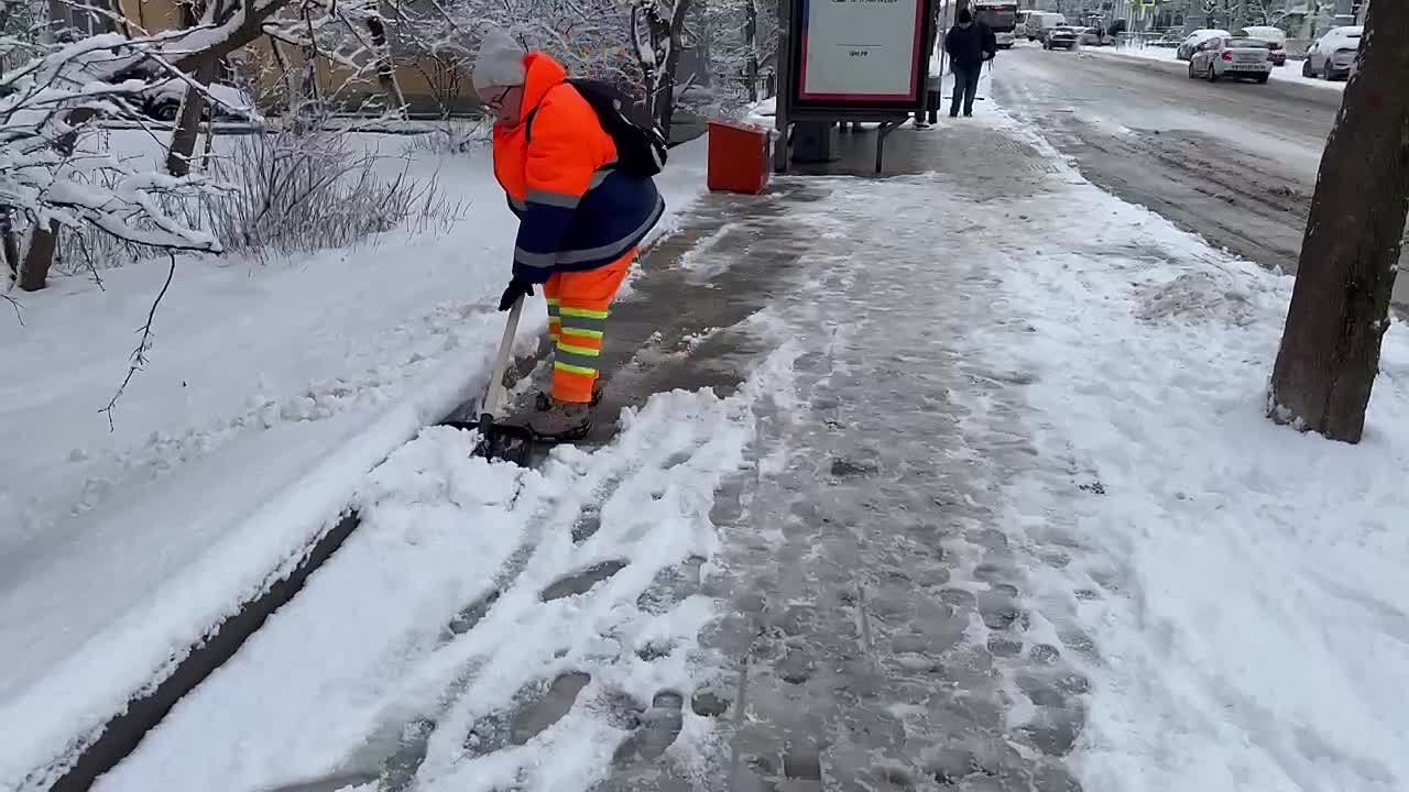 Коммунальщики продолжают устранять последствия непогоды на улице Горпищенко  - Лента новостей Крыма