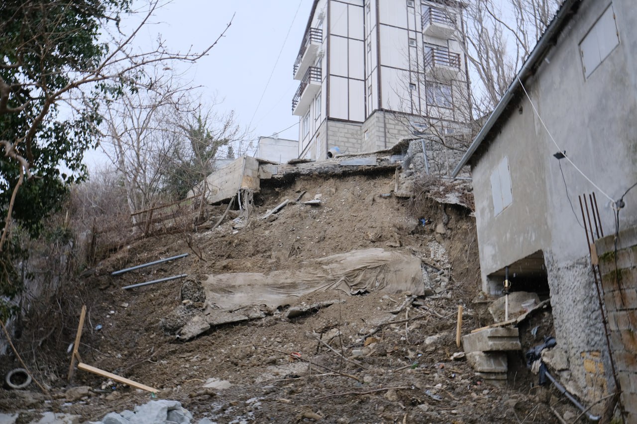 Обвал грунта поставил под угрозу обрушения четырехэтажный дом в Ялте -  Лента новостей Крыма