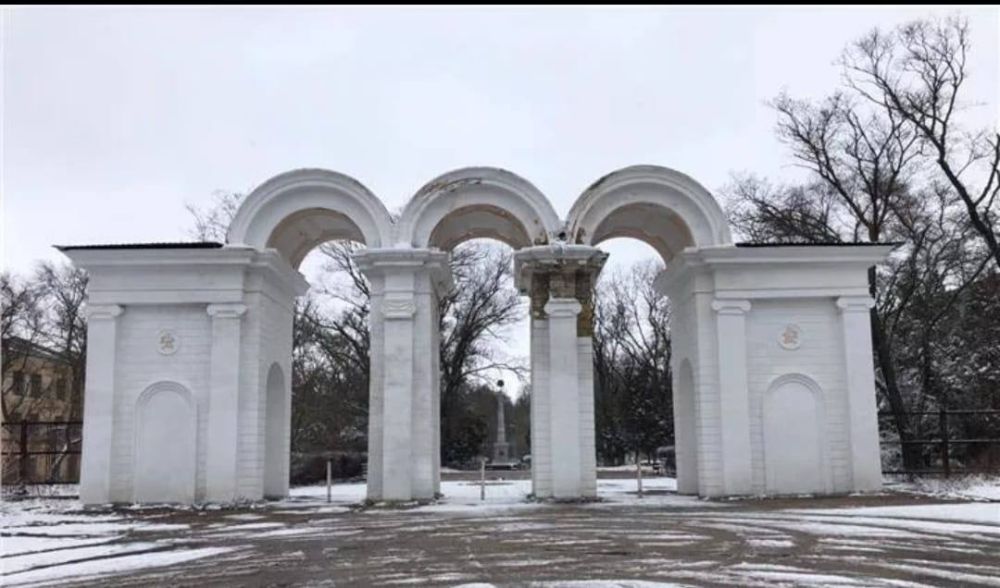 В Керчи прокуратура требует отремонтировать арку, расположенную в ...