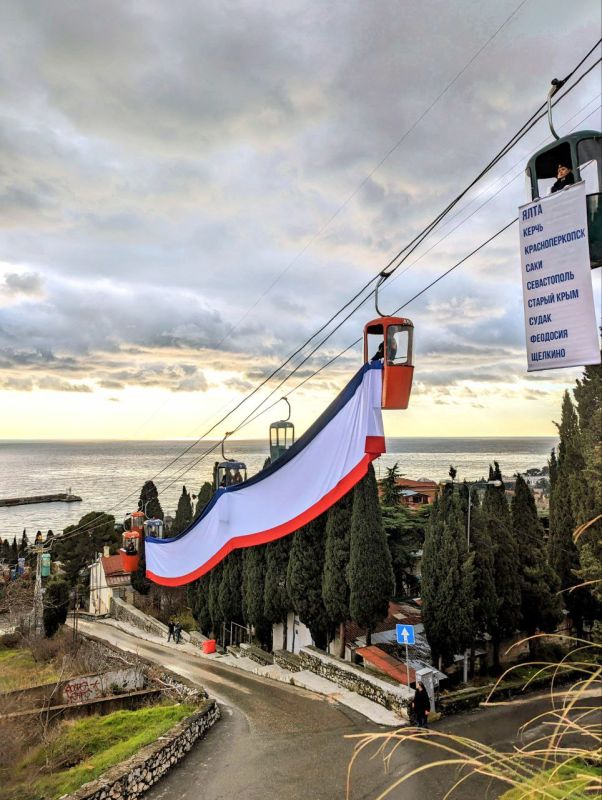 20-метровый флаг Крыма развернули над Ялтой в честь Дня республики ...