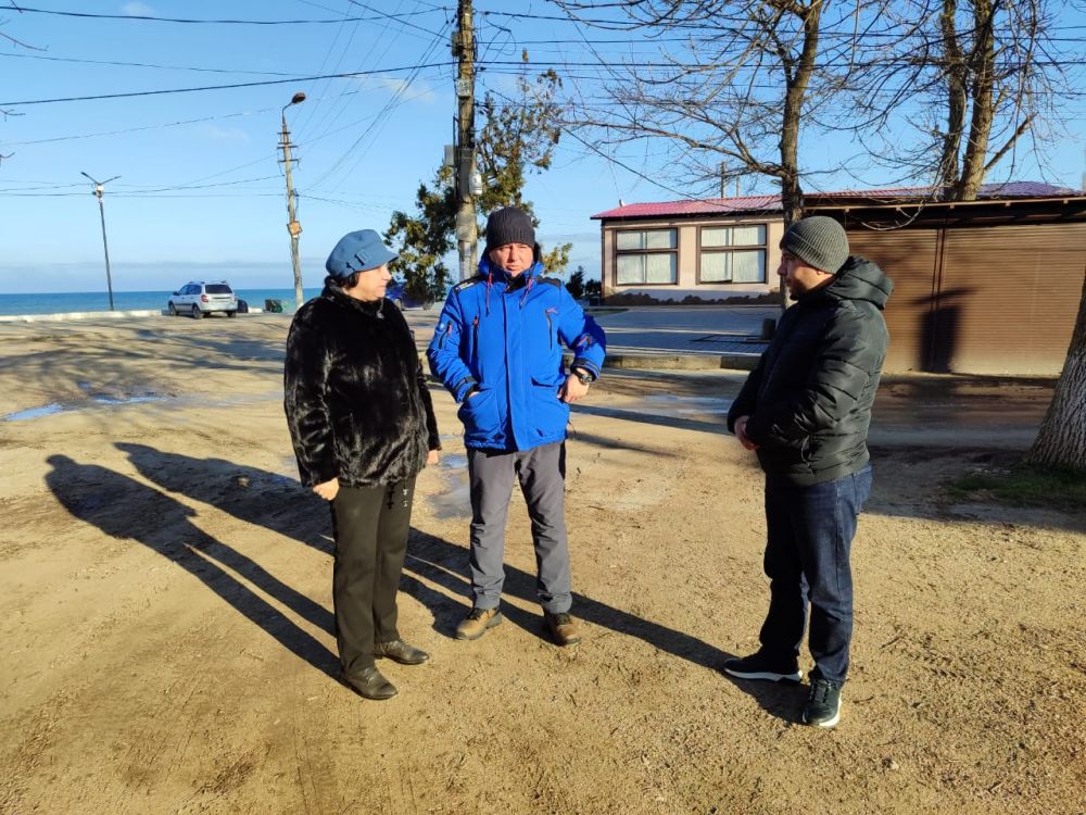 В рамках очередного выездного мероприятия первый заместитель главы администрации обсуждает с жителями Бахчисарайского района проблемные вопросы
