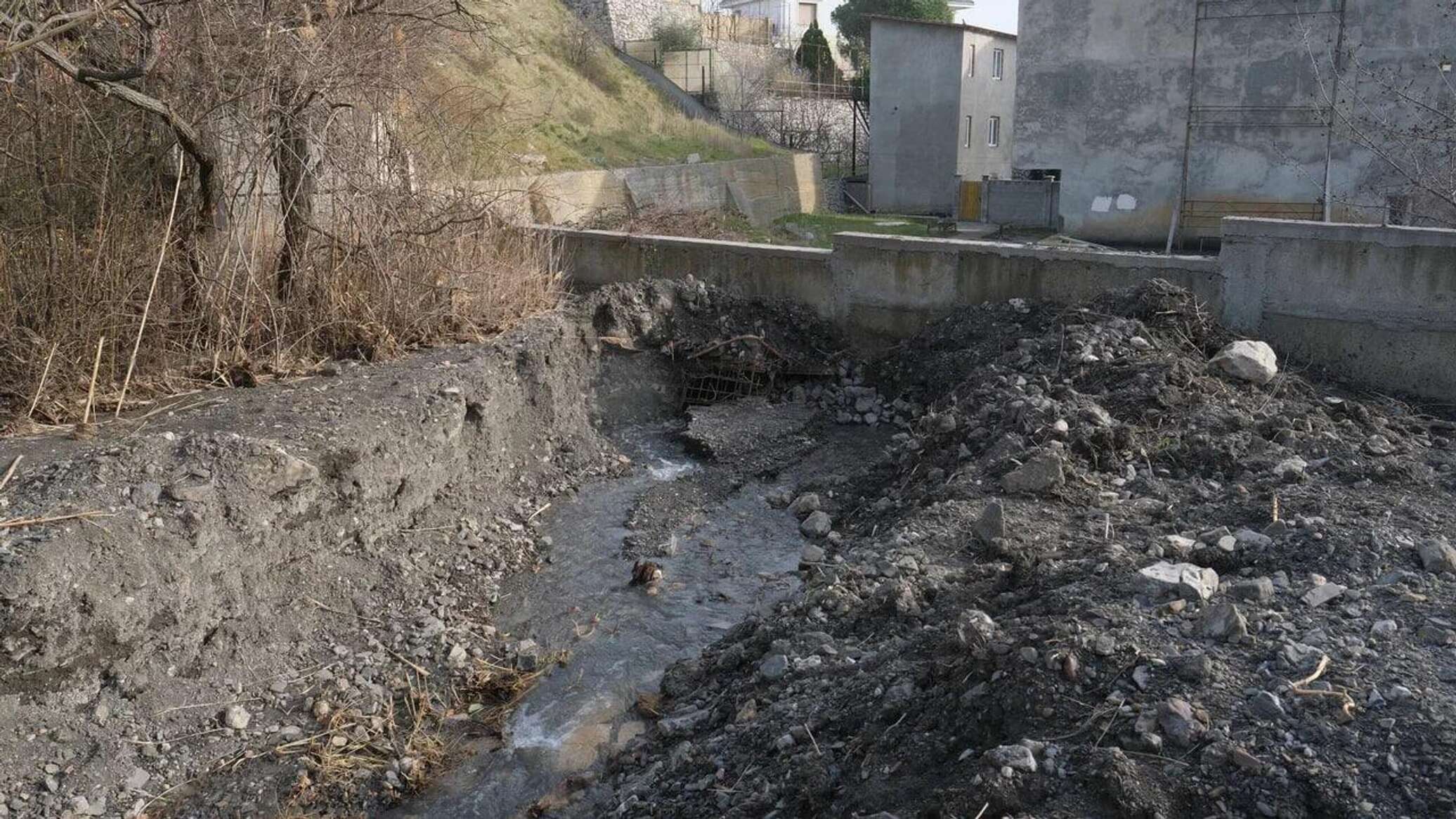 В поселке Кацивели из-за схода селя подтопило хаотично застроенные дома -  Лента новостей Крыма