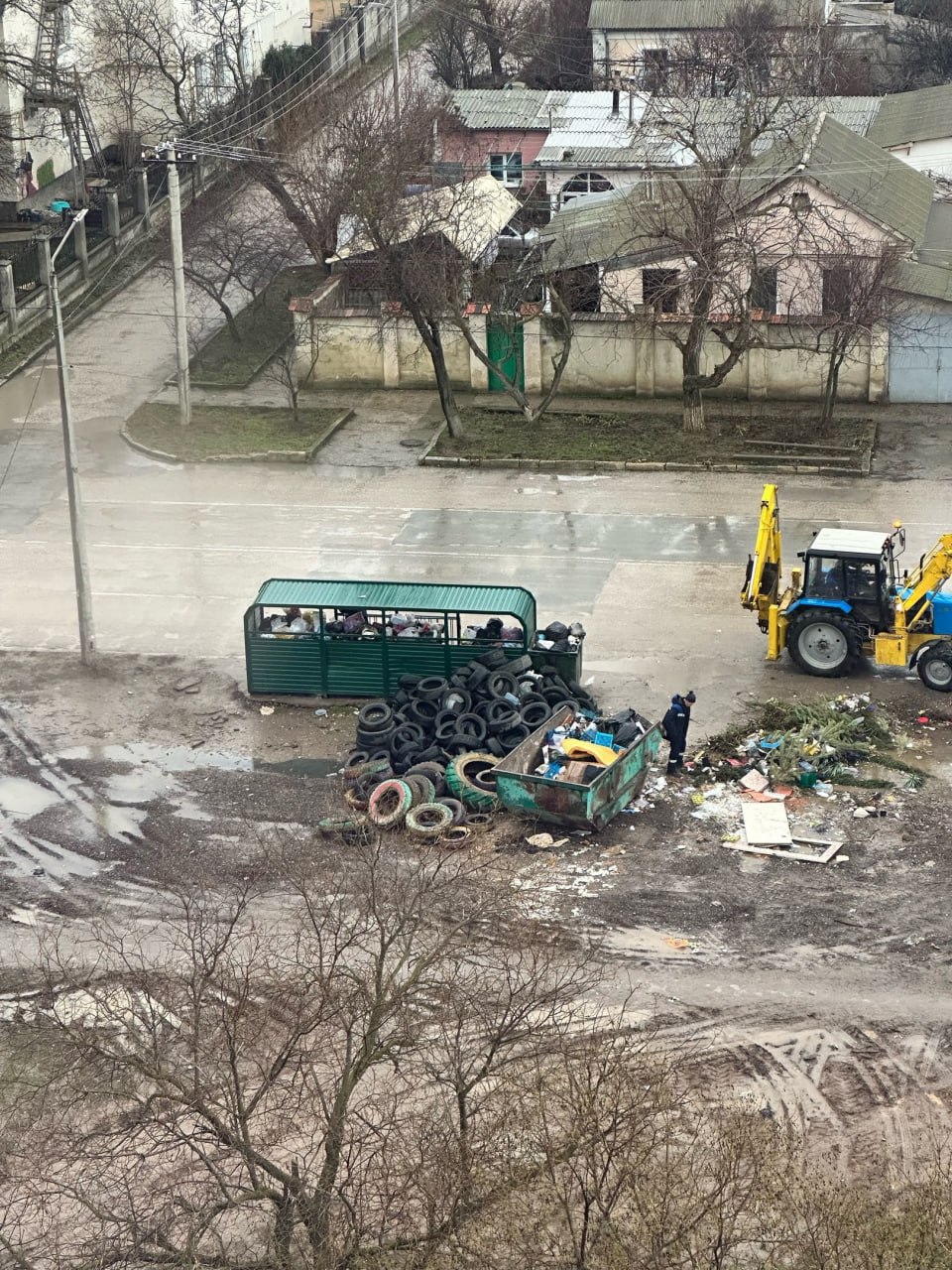 В Евпатории на контейнерной площадке выросла целая гора из покрышек - Лента  новостей Крыма