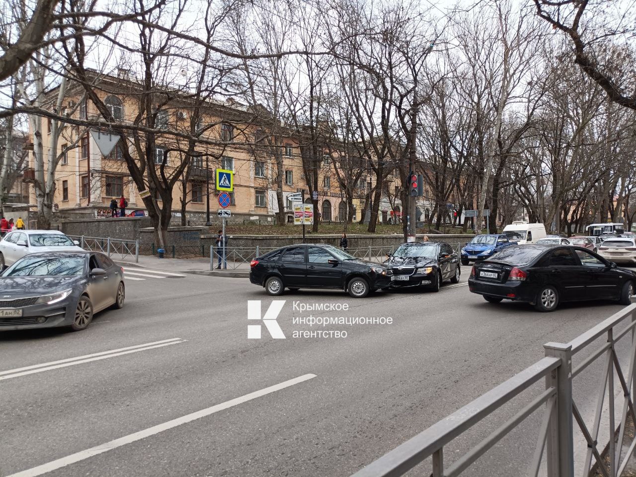 На улице Киевской в Симферополе у больницы им. Семашко столкнулись два  автомобиля - Лента новостей Крыма