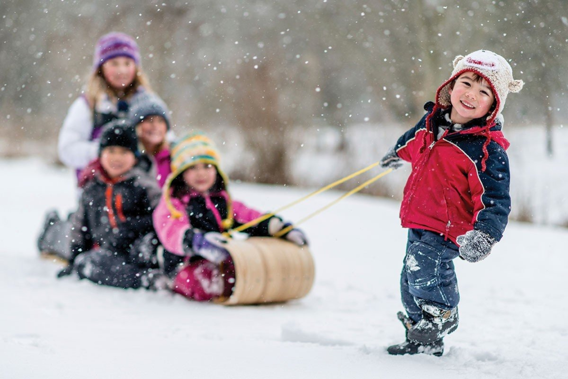 Играть в снежки кататься. Зима для детей. Дети зимой. Зимние забавы. Зимние развлечения.