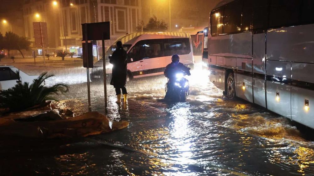 В турецкой Анталье сильные дожди стали причиной наводнения