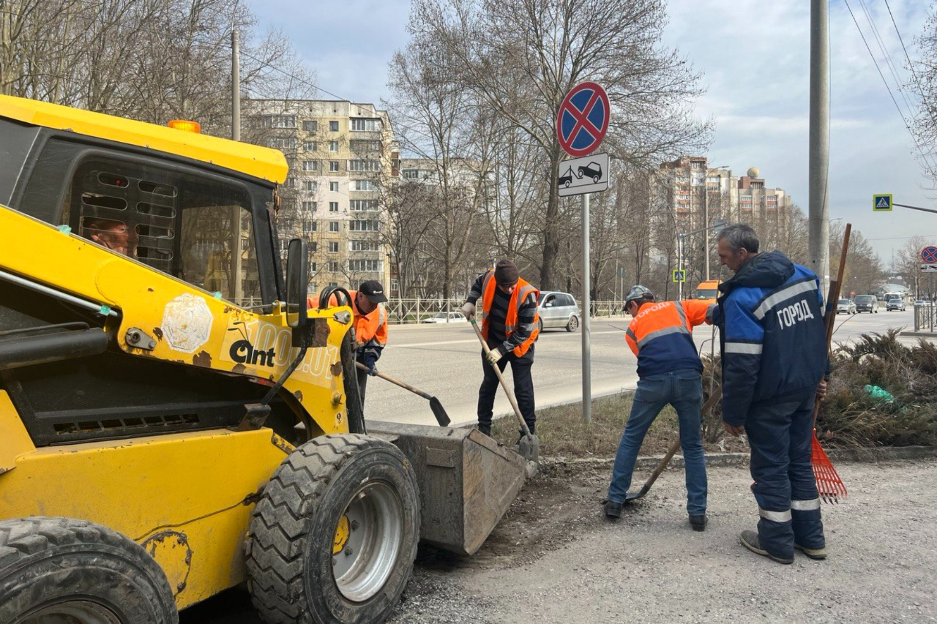 В Симферополе возобновилась работа по очистке прибордюрной части дорог -  Лента новостей Крыма