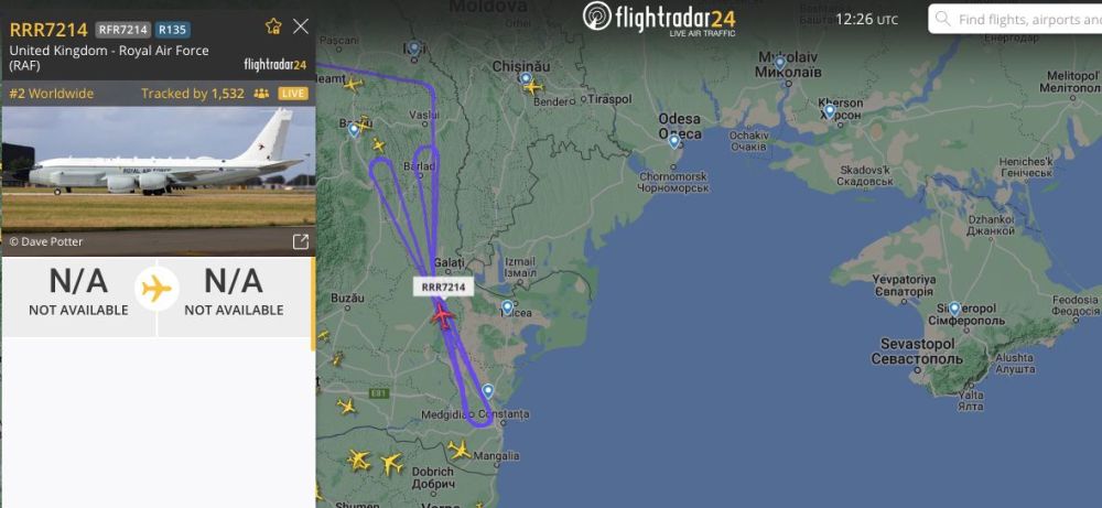 салон самолета с пассажирами. полет на самолете. торговля на борту самолета. стюардесса с тележкой в самолете. фотосессия с самолетом.