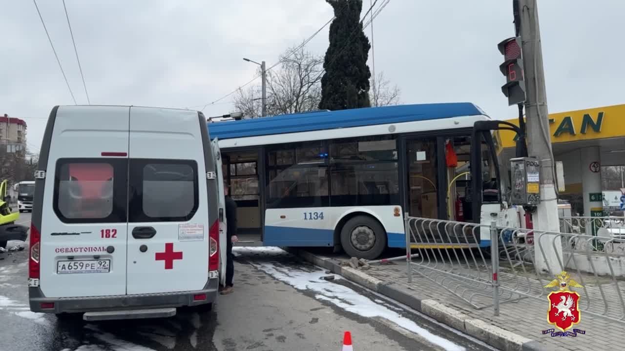 В Севастополе полиция проводит проверку по факту ДТП с участием автомобиля  скорой помощи, троллейбуса и иномарки - Лента новостей Крыма