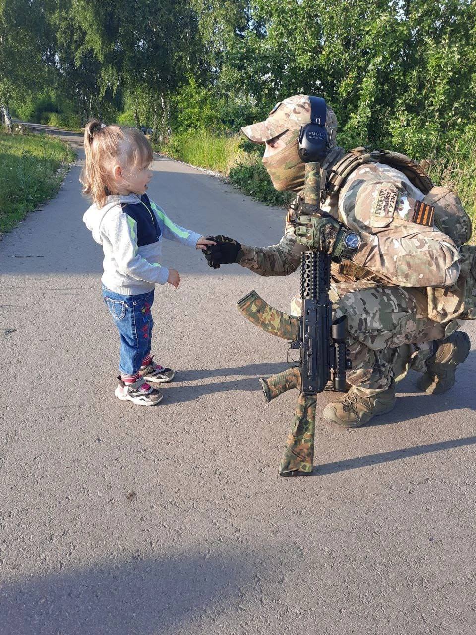 Керчане делятся трогательными кадрами встречи бойца СВО с малышкой  доченькой - Лента новостей Крыма