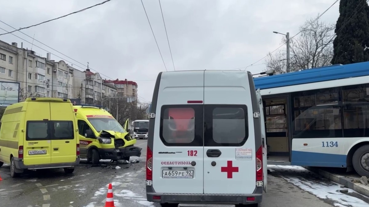 В Севастополе троллейбус столкнулся с каретой скорой помощи и легковушкой:  четыре человека в больнице - Лента новостей Крыма