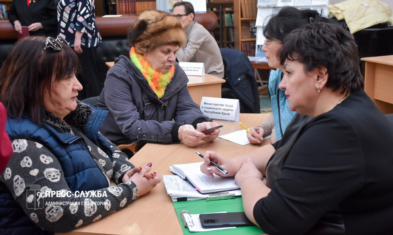 В Евпатории и поселках прошел выездной прием граждан от имени Владимира  Константинова - Лента новостей Крыма