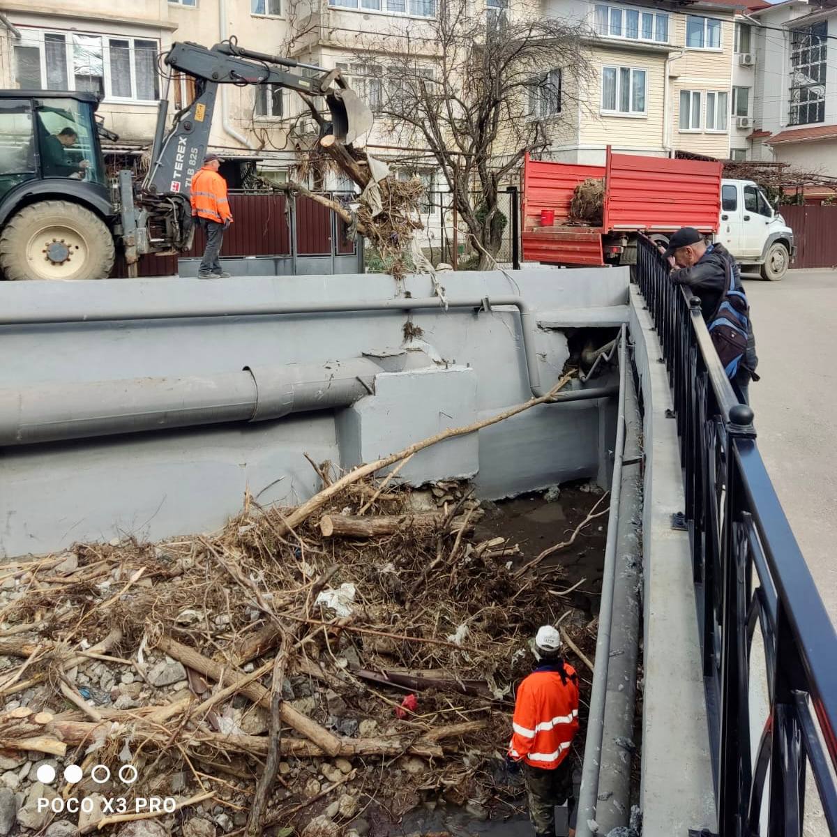 Вот так коммунальные работники очищают русло реки Водопадная в районе  станции скорой помощи - Лента новостей Крыма