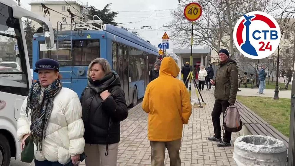 пассажир оставшийся на автобусе. экскурсия на автобусе. поездка на автобусе. человек сидит в автобусе. пассажиры в автобусе.